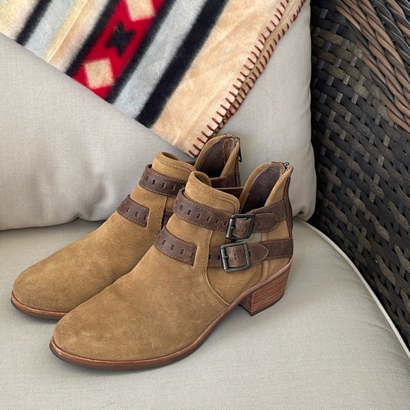 UGG Leather Strapped Ankle booties - Picture 2 of 7